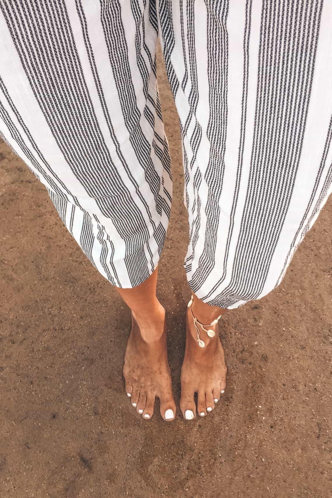 stopala sa pedikure na plaži